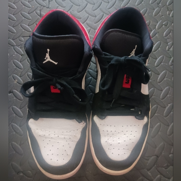 Men Nike Air Jordan 1 low black toe sneakers - Picture 5 of 16